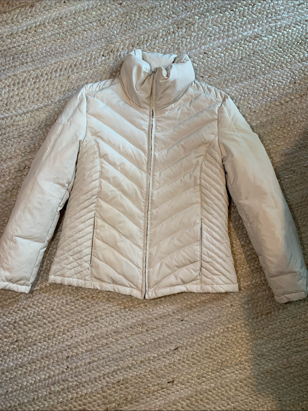 Stunning Women's Down and Feather Filles Quilted Puffer Jacket in Cream
